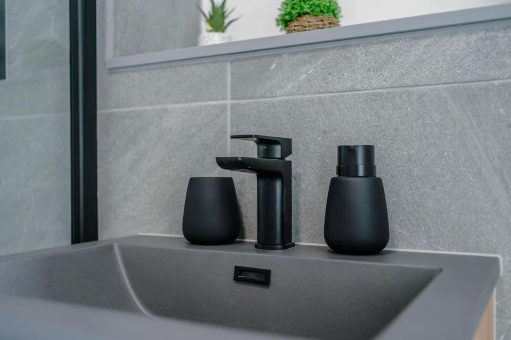 Stunning 2-Bed Premium Apartment - Free Wi-Fi เพรสตัน ภายนอก รูปภาพ
